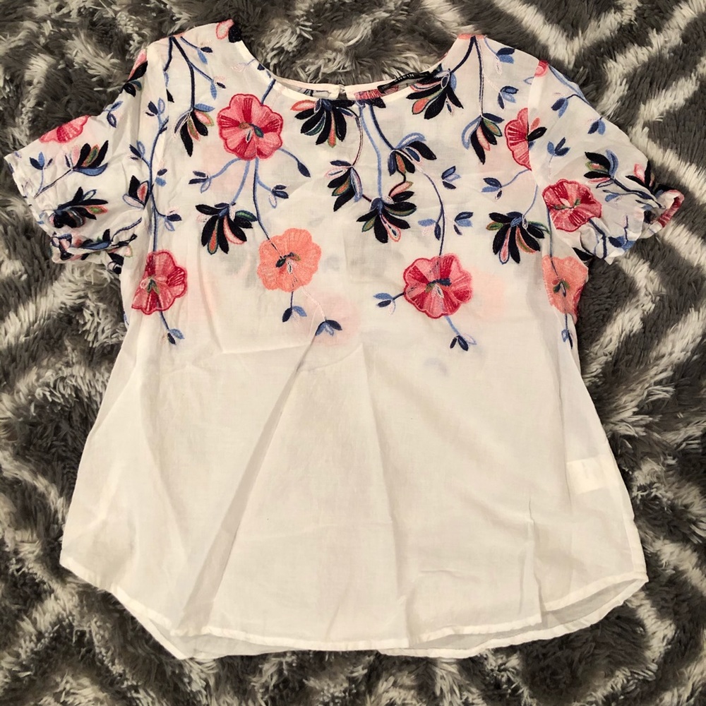 White, flower embroidered tee, size M